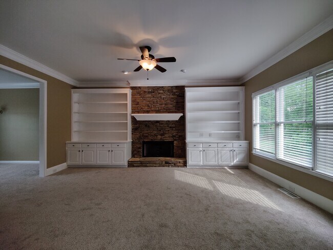 Building Photo - 300 Winding Rose Ln