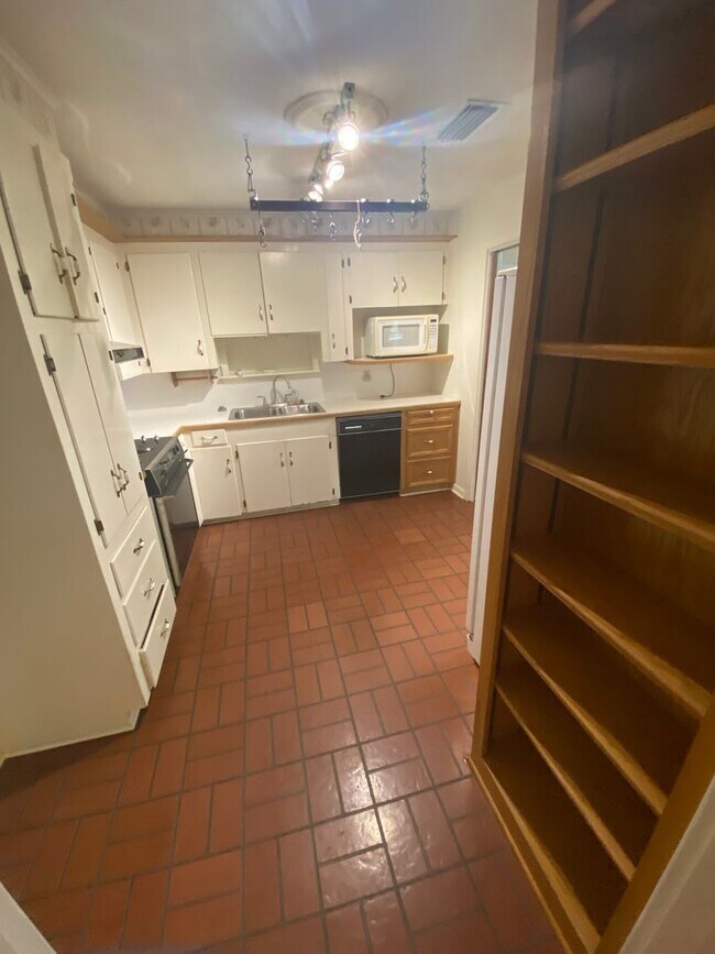 Building Photo - ** Charming 3 Bedroom/2 Bath Blanchard Home **