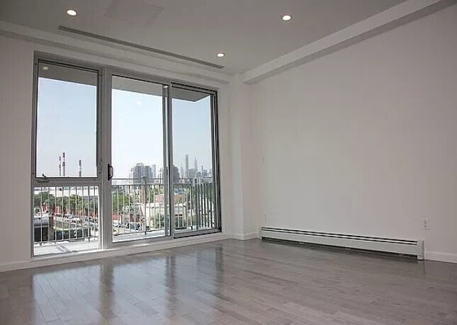 Foto del edificio - 11-28-28 31st Dr