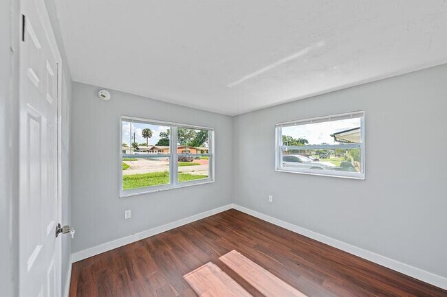 Building Photo - 1147 Manatee Dr