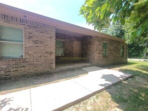 Building Photo - 824 N 4th St
