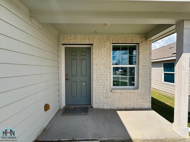Building Photo - Live in Luxury in this beautiful 3bed/2bat...