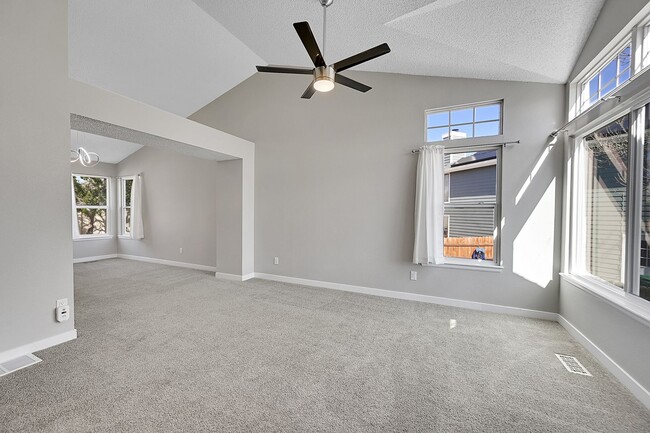 Foto del edificio - 5 bedroom, 4 bath home with 2 car garage