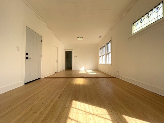living / dining combo - 1321-2 East Ave