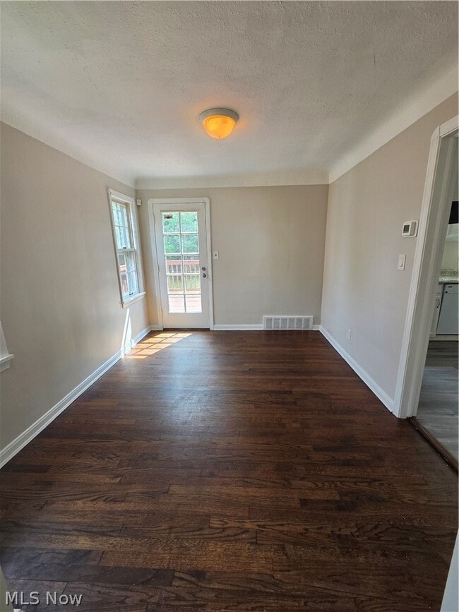 Building Photo - 1361 Villa Dr