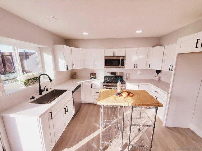 Building Photo - 870 Leppert Ct