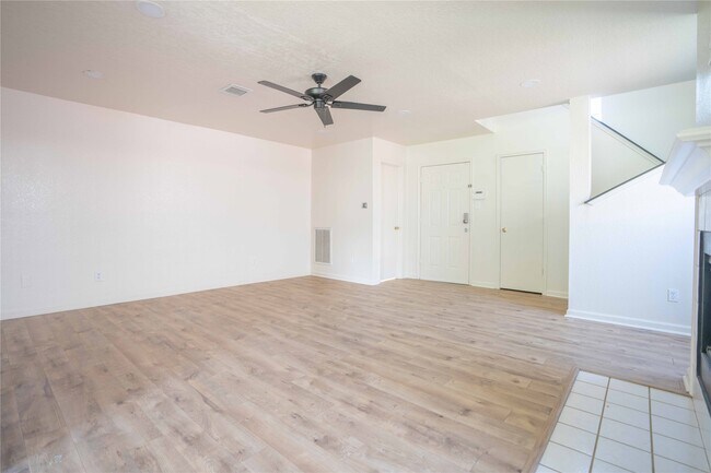 Foto del edificio - 4027 Almond Lake Dr