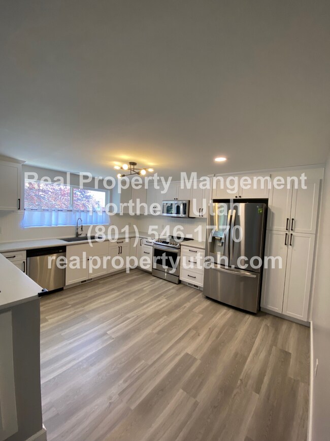 Foto del edificio - Large 4-bedroom home in Layton Available Now!