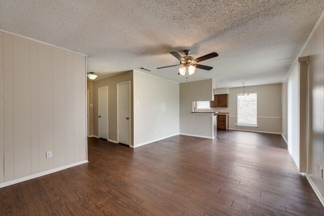 Building Photo - Move in ready Garland home with 4 bedrooms!