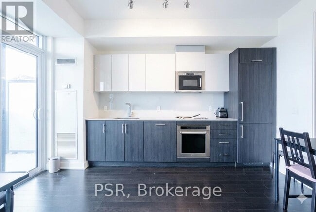 Building Photo - 330 Richmond St W