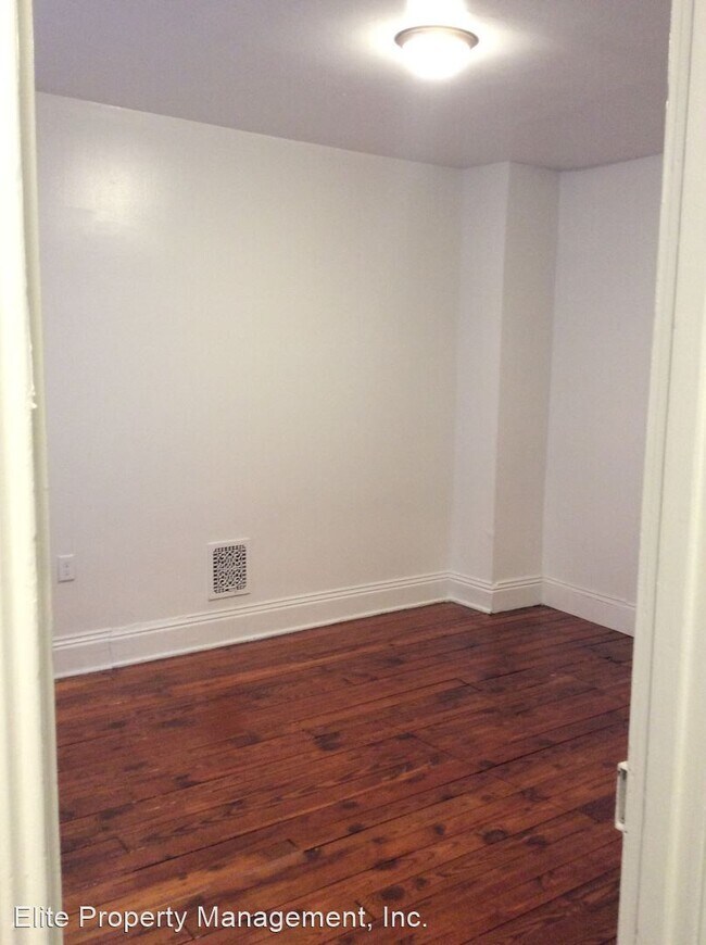 Building Photo - 5 br, 1 bath House - 252 W. Cottage Pl.