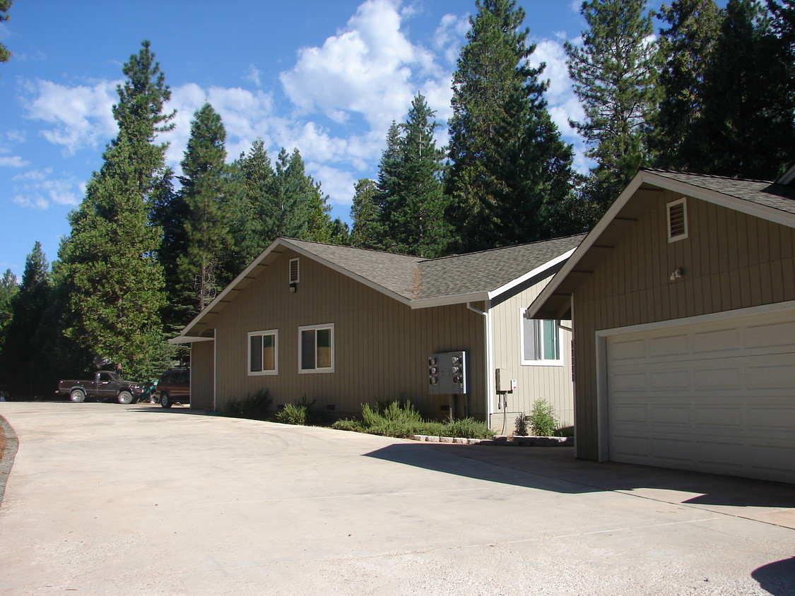 Building Photo - Silver Meadows