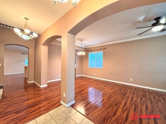 Foto del edificio - Lovely 5 Bedroom Home In River Oaks Area!