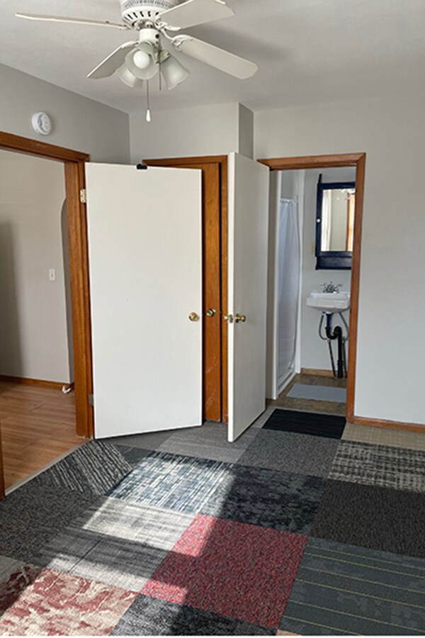 Dormitorio frente al baño, la puerta de la izquierda conduce a la cocina. - 245 N Seminary St