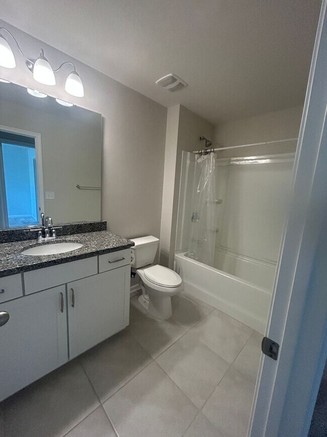 Foto del edificio - Modern Fountain Park Townhome with Open Floor Plan & 9’ Ceilings