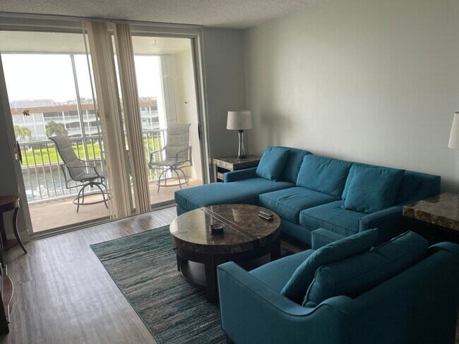 Foto del edificio - 100 Paradise Harbour Blvd