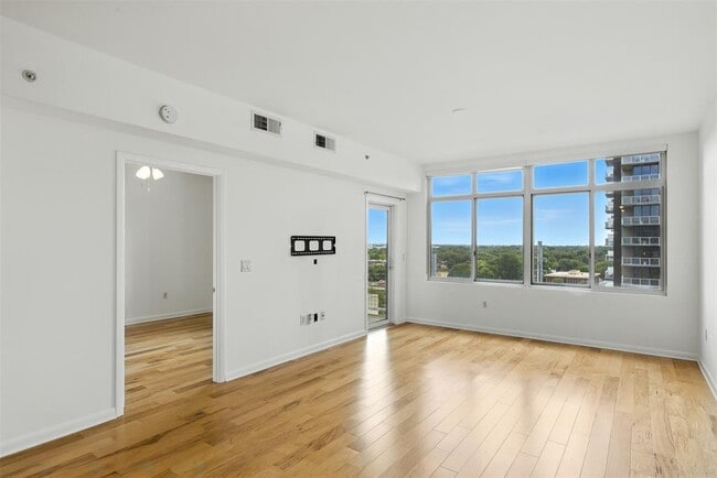 Building Photo - 54 Rainey St