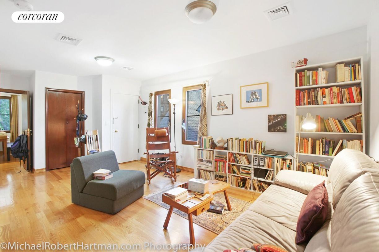 Foto principal - 457 E 9th St