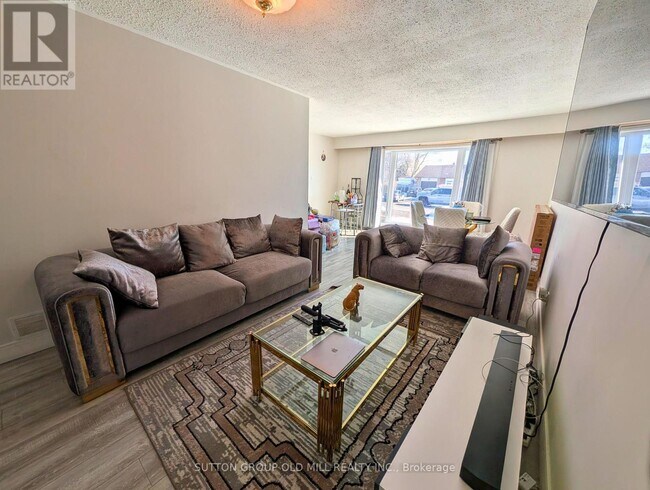 Building Photo - 19 Ascot Ave