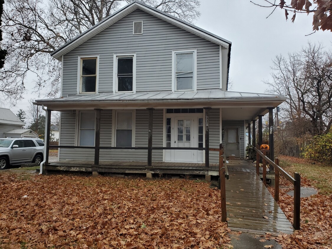 Exterior - 923 W High St