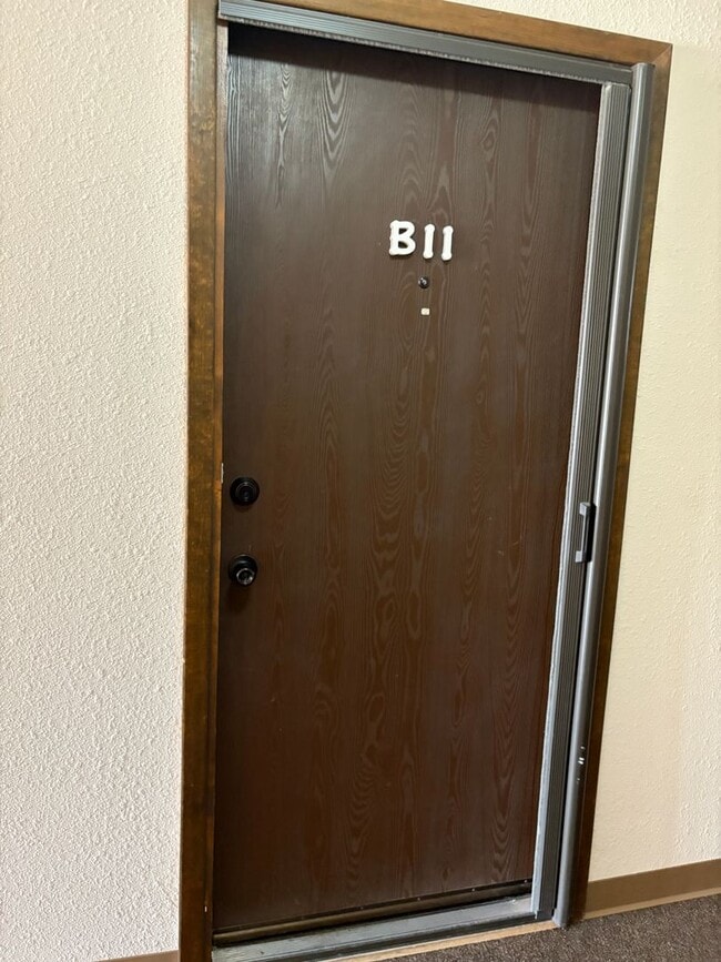 Building Photo - Unfurnished Condo!