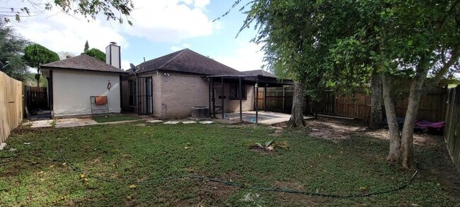 Building Photo - 5718 Anderson Oaks St