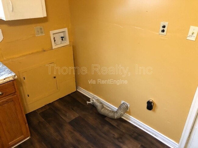 Building Photo - 517 NE Main St