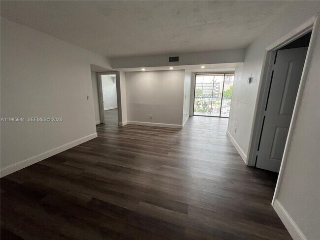 Foto del edificio - 8635 NW 8th St