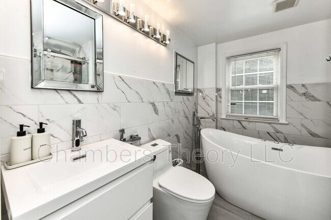 Foto del edificio - 3529 Woodburn Rd