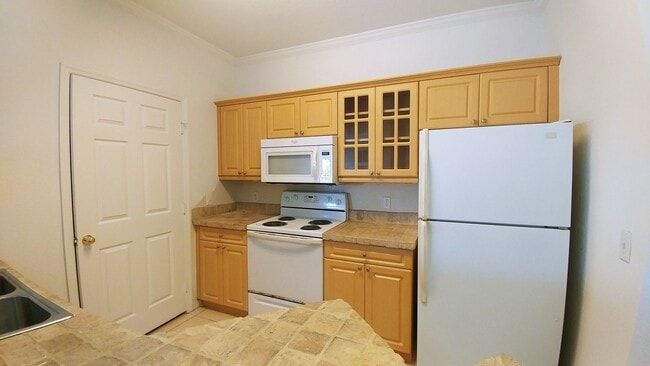 Building Photo - Stylish 2 Bed, 2 Bath Corner Unit in Gated...