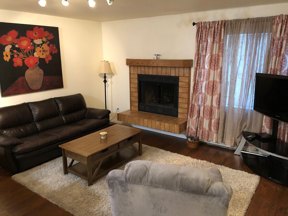 Foto principal - 8933 Lakehurst Dr