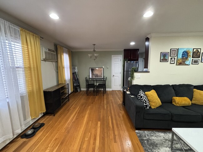 Living room/Dining Area - 38 Elgin Ave