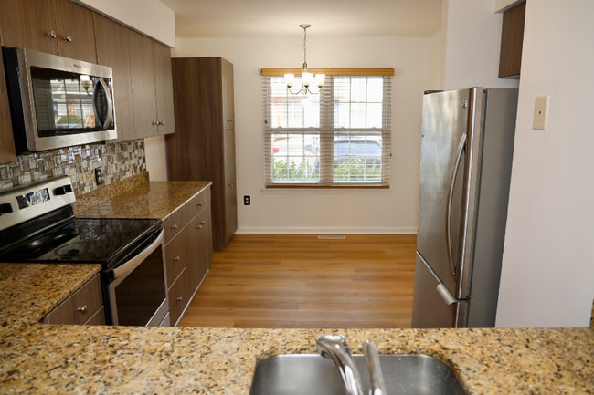 Building Photo - 814 Cobble Creek Curv