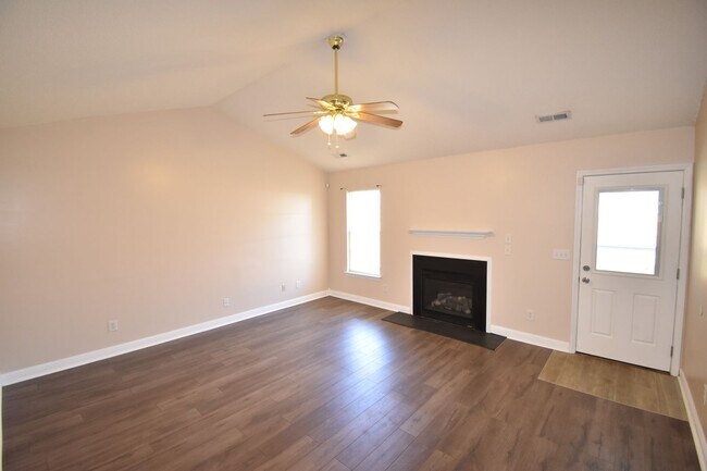 Building Photo - Coming Soon: 3 Bedroom and 2 Bath Home- Bo...