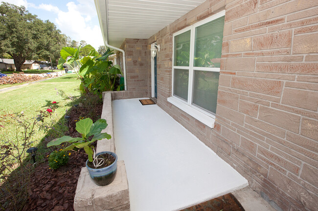 Front covered patio - 1215 Oakhill St