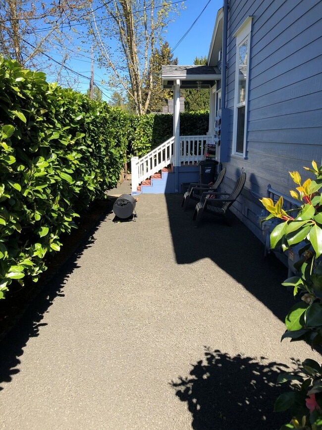 Building Photo - Beautiful Ground Level 1Bed/1Bath with out...