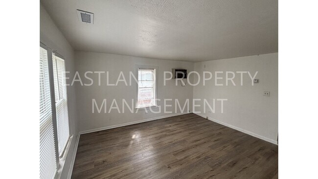 Foto del edificio - 823 Custer Dr