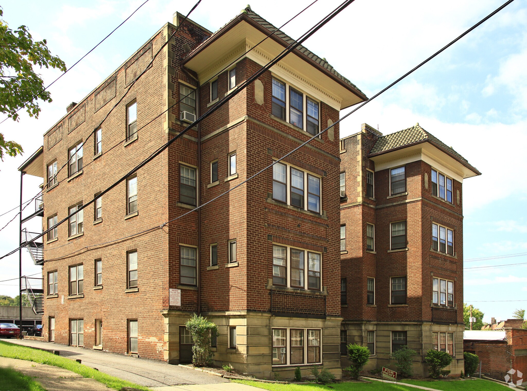 2814 Hampshire Rd Cleveland, OH 44118 – photo 1