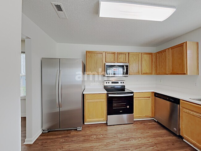 Foto del edificio - 8017 Wesley Farm Dr