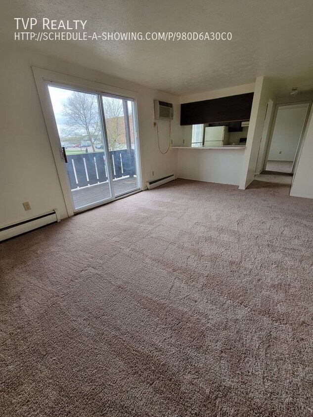 Foto principal - 1448 W River Rd N