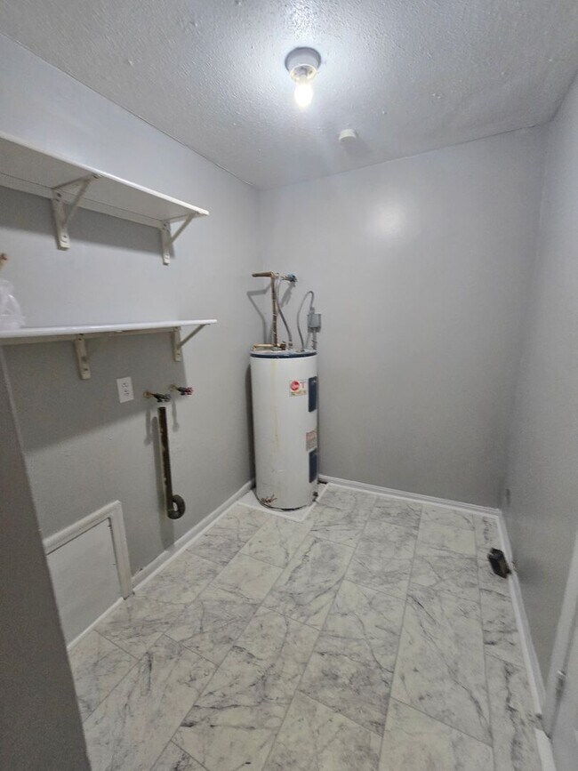 Foto del edificio - Two Bedroom Duplex located on the Westside off West 10th St and Lynhurst Dr