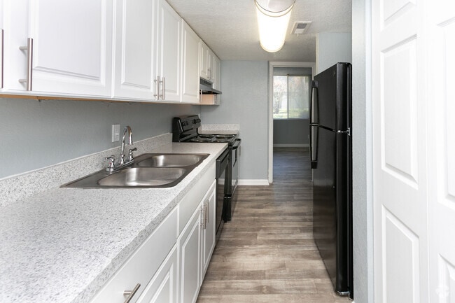 3BR,2BA 1393 SF - Southside Commons Realty LLC