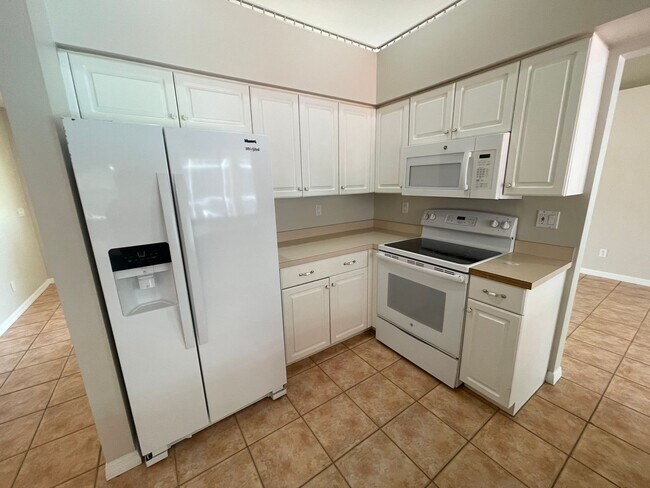 Foto del edificio - ANNUAL RENTAL - 3 BED / 2 BATH POOL HOME IN BERKSHIRE LAKES AND PET FRIENDLY!