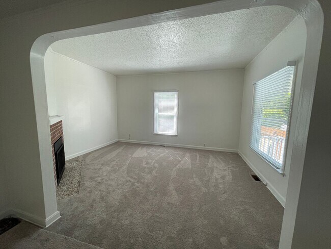 Foto del edificio - 4br/2ba house with fenced yard & detached garage
