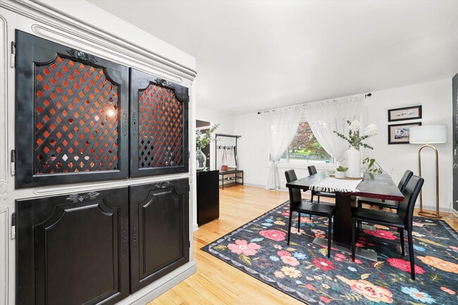 Building Photo - 4-Bed / 2-Bath Nicely Updated Home
