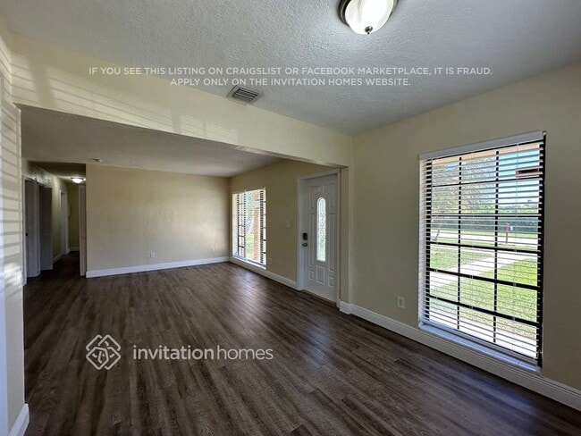 Building Photo - 10805 SW 142nd Ln