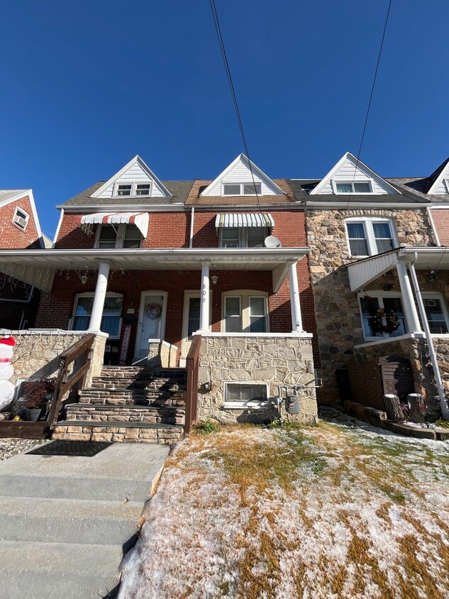 Foto principal - Large, well-maintained 4-bedroom, 1-bathroom row home