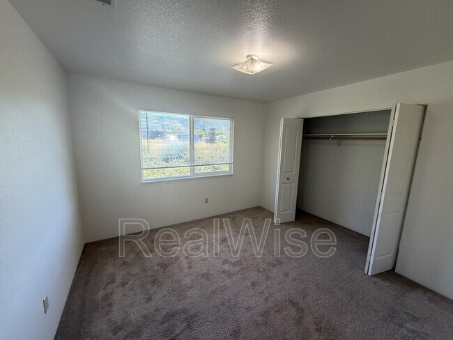 Foto del edificio - 2145 NW Heidi Ln