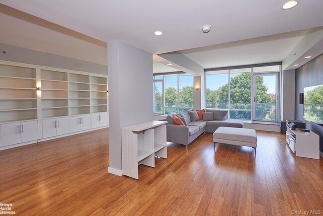 Foto del edificio - 3751 Riverdale Ave