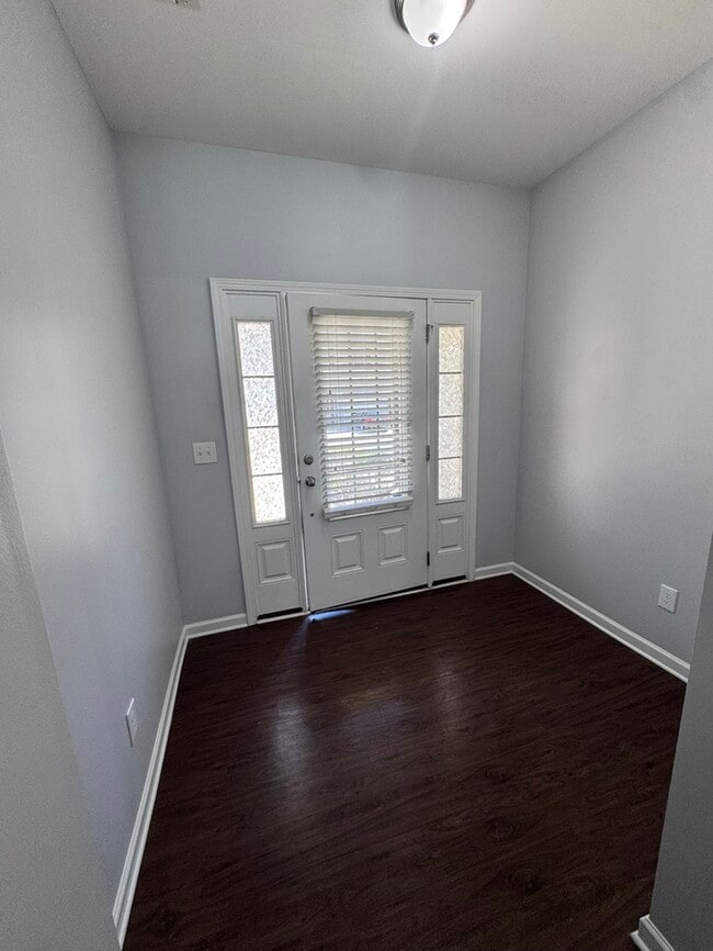 Building Photo - MOVE IN READY! 3 Bed 2.5 Bath Town Home